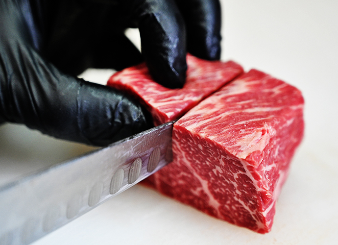 肉を切っている画像